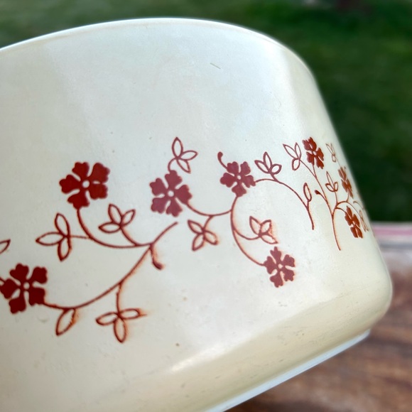 Vintage Pyrex Trailing Flowers 2.5 Quart Round Casserole Dish Vintage Pyrex - Picture 6 of 9